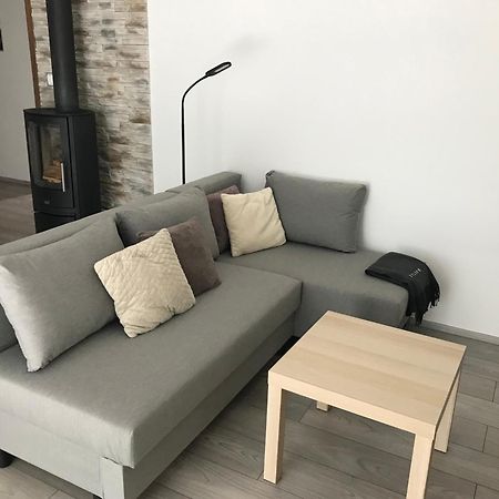 Prijemny Apartman Krovi V Rodinnem Domku Se Sdilenym Bazenem, Terasou A Zahradou Εξωτερικό φωτογραφία