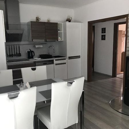 Prijemny Apartman Krovi V Rodinnem Domku Se Sdilenym Bazenem, Terasou A Zahradou Εξωτερικό φωτογραφία