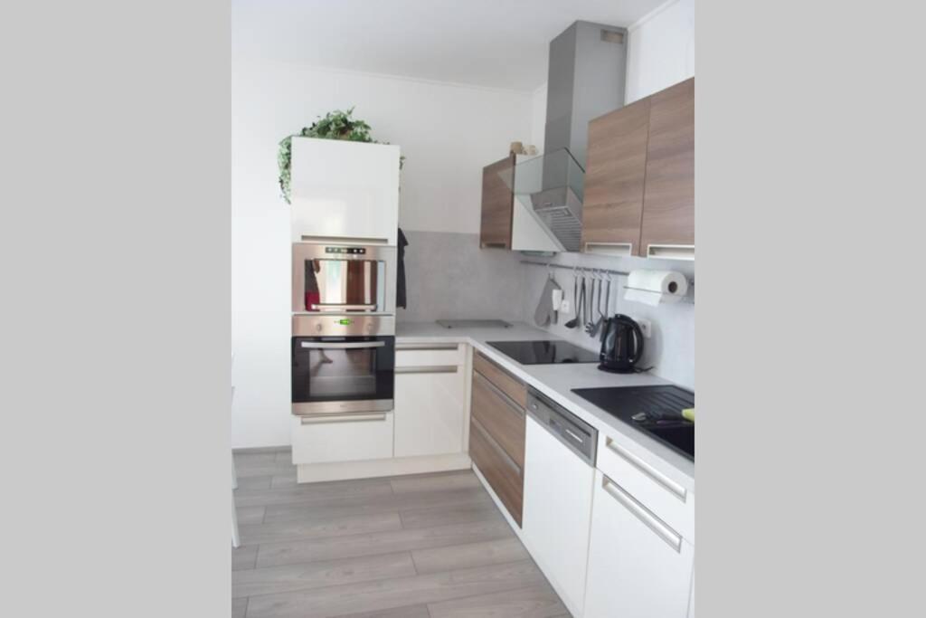 Prijemny Apartman Krovi V Rodinnem Domku Se Sdilenym Bazenem, Terasou A Zahradou Εξωτερικό φωτογραφία