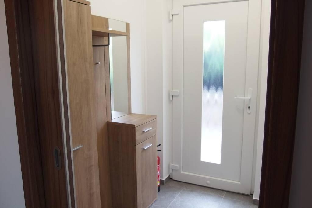 Prijemny Apartman Krovi V Rodinnem Domku Se Sdilenym Bazenem, Terasou A Zahradou Εξωτερικό φωτογραφία