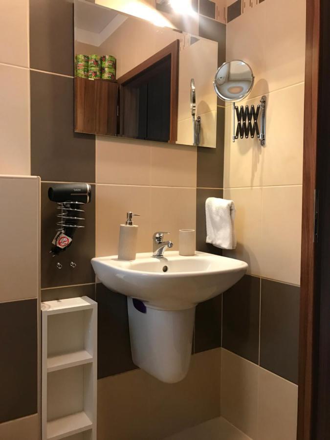 Prijemny Apartman Krovi V Rodinnem Domku Se Sdilenym Bazenem, Terasou A Zahradou Εξωτερικό φωτογραφία