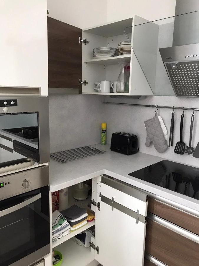 Prijemny Apartman Krovi V Rodinnem Domku Se Sdilenym Bazenem, Terasou A Zahradou Εξωτερικό φωτογραφία