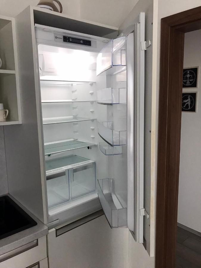 Prijemny Apartman Krovi V Rodinnem Domku Se Sdilenym Bazenem, Terasou A Zahradou Εξωτερικό φωτογραφία