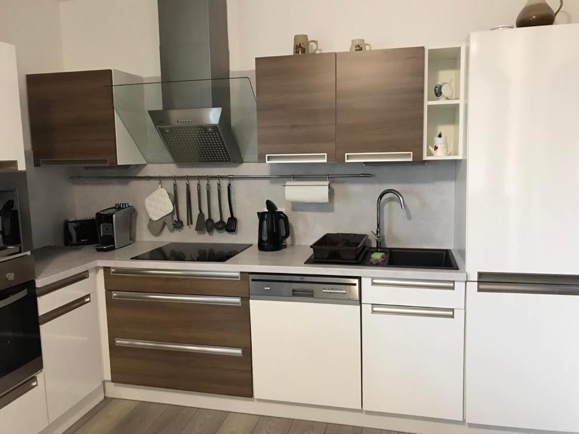 Prijemny Apartman Krovi V Rodinnem Domku Se Sdilenym Bazenem, Terasou A Zahradou Εξωτερικό φωτογραφία