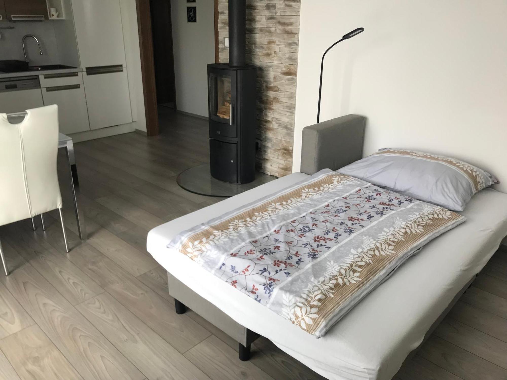 Prijemny Apartman Krovi V Rodinnem Domku Se Sdilenym Bazenem, Terasou A Zahradou Εξωτερικό φωτογραφία