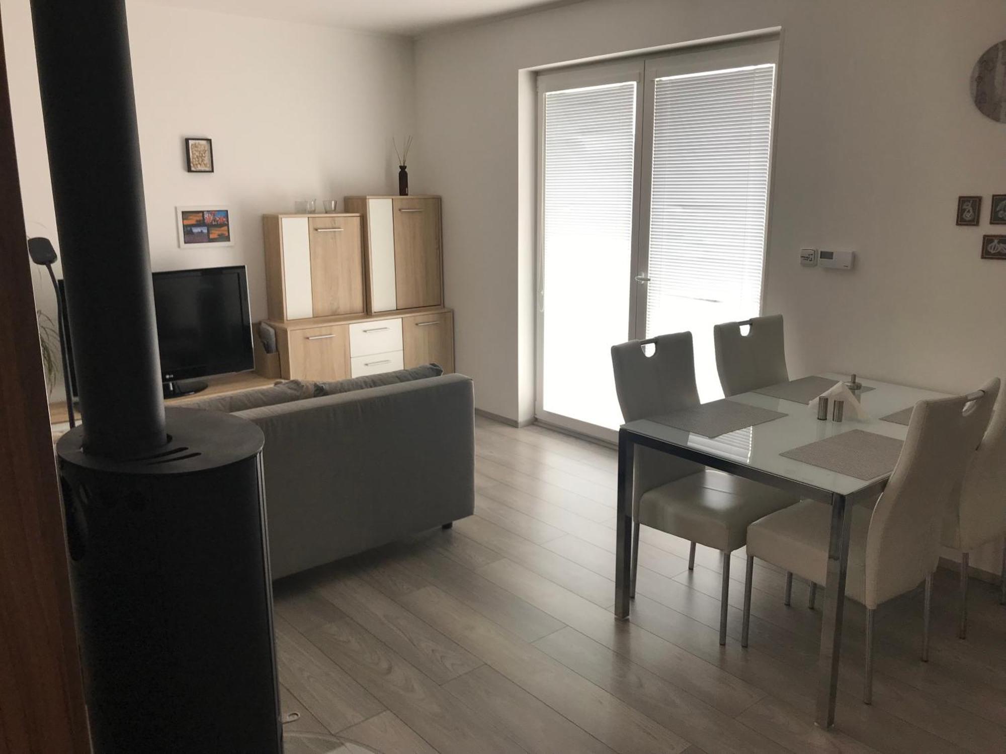 Prijemny Apartman Krovi V Rodinnem Domku Se Sdilenym Bazenem, Terasou A Zahradou Εξωτερικό φωτογραφία
